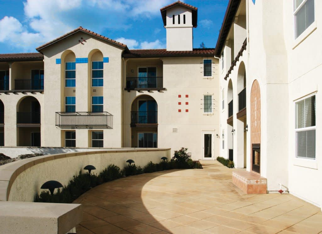Mở đơn căn hộ dành cho người cao niên tại Hacienda Creek Senior Apartments